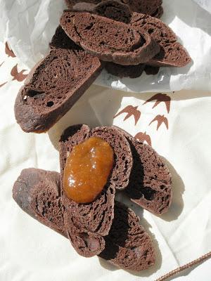 Pane al cacao e cannella per la prima colazione