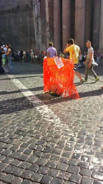Una domenica pomeriggio a passeggiare attorno al Pantheon. E a vergognarsi di quanto degrado ci possa essere