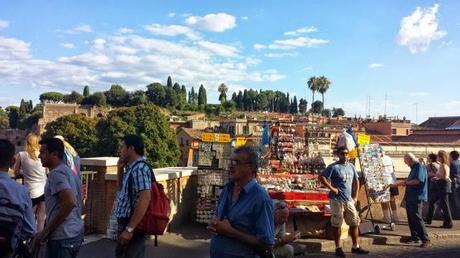 Una domenica pomeriggio a passeggiare attorno al Pantheon. E a vergognarsi di quanto degrado ci possa essere