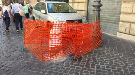 Una domenica pomeriggio a passeggiare attorno al Pantheon. E a vergognarsi di quanto degrado ci possa essere