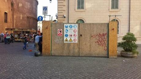 Una domenica pomeriggio a passeggiare attorno al Pantheon. E a vergognarsi di quanto degrado ci possa essere