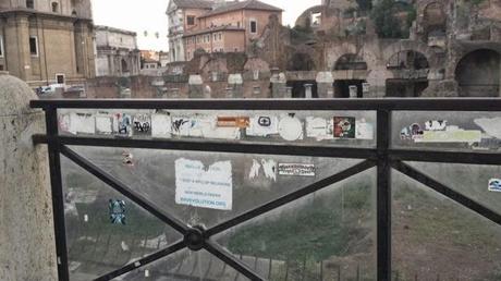 Una domenica pomeriggio a passeggiare attorno al Pantheon. E a vergognarsi di quanto degrado ci possa essere