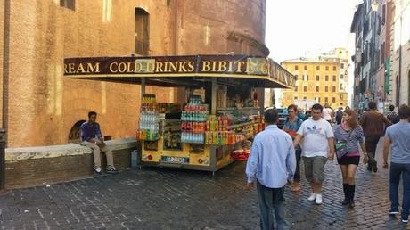 Una domenica pomeriggio a passeggiare attorno al Pantheon. E a vergognarsi di quanto degrado ci possa essere