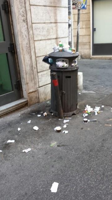 Una domenica pomeriggio a passeggiare attorno al Pantheon. E a vergognarsi di quanto degrado ci possa essere