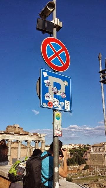 Una domenica pomeriggio a passeggiare attorno al Pantheon. E a vergognarsi di quanto degrado ci possa essere