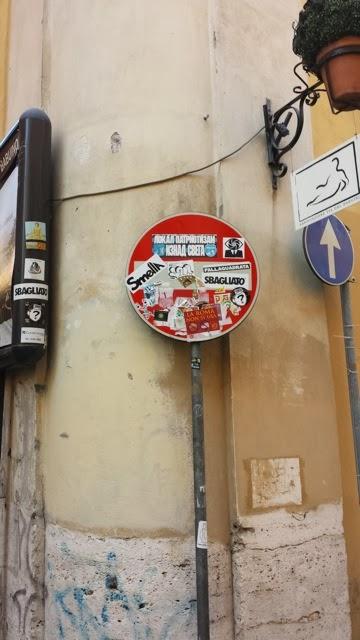 Una domenica pomeriggio a passeggiare attorno al Pantheon. E a vergognarsi di quanto degrado ci possa essere