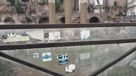 Una domenica pomeriggio a passeggiare attorno al Pantheon. E a vergognarsi di quanto degrado ci possa essere