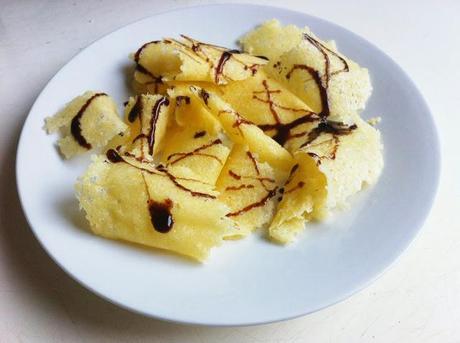 Patatine di parmigiano con glassa di aceto balsamico