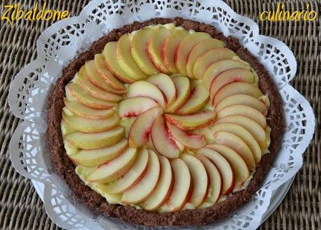 Crostata di pesche con frolla al cacao