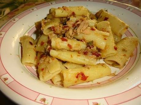 Tortiglioni_con_tonno_pomodori_secchi_e_capperi