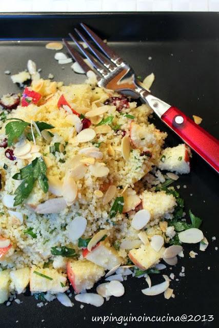 Couscous con mele, mandorle e aromi