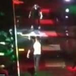 Louis Tomlinson dei One Direction scivola sul palco (video)