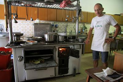 la cucina a legna dell'hotel Alpi di Pamparato