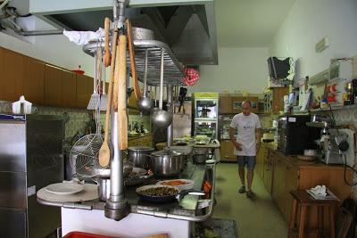 la cucina a legna dell'hotel Alpi di Pamparato