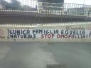 lo striscione omofobo