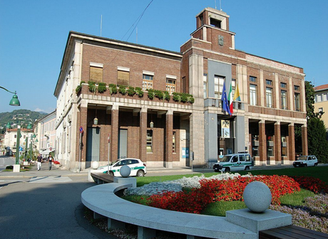 L'edificio che ospita il Comune di Luino