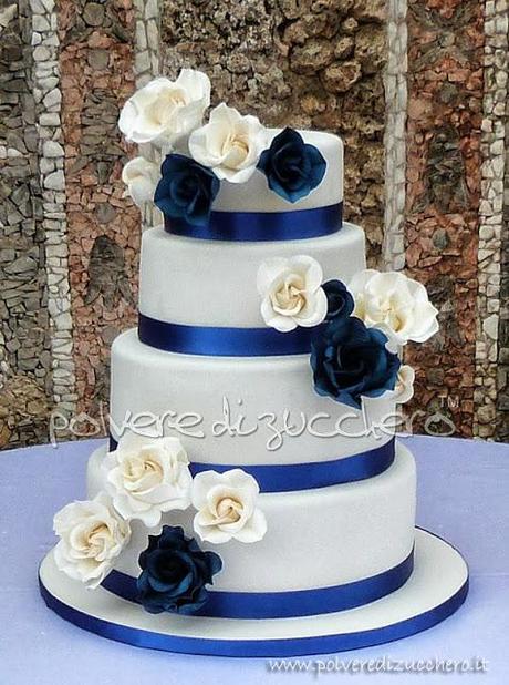 Torta nuziale con rose bianche e blu cina, Wedding cake 4 piani bianca e blu cina