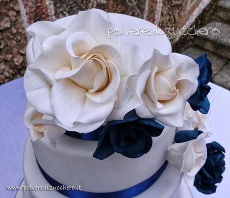 Torta nuziale con rose bianche e blu cina, Wedding cake 4 piani bianca e blu cina