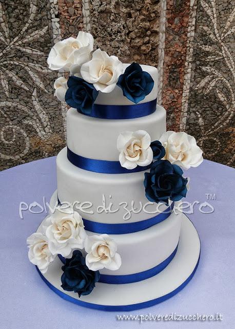 Torta nuziale con rose bianche e blu cina, Wedding cake 4 piani bianca e blu cina