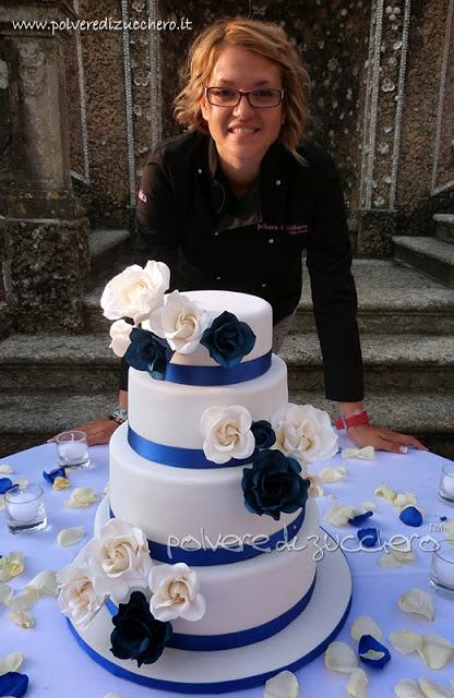 Torta nuziale con rose bianche e blu cina, Wedding cake 4 piani bianca e blu cina