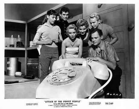 Marionette, scienziati pazzi, casalinghe e lampi nucleari: la fantascienza negli Anni Cinquanta attack-of-the-puppet-people-production-still_2-1958