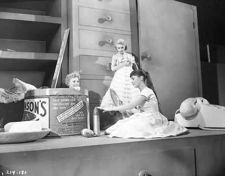 Marionette, scienziati pazzi, casalinghe e lampi nucleari: la fantascienza negli Anni Cinquanta JuneKenney-PuppetPeople-negative-02