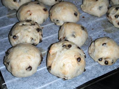 Treccine di pane al latte glassate al sesamo