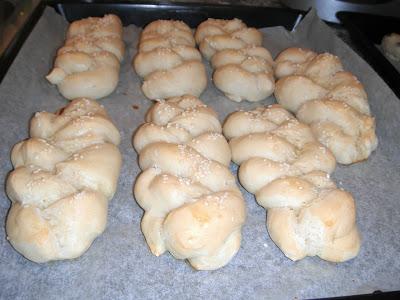 Treccine di pane al latte glassate al sesamo