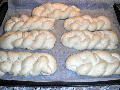 Treccine di pane al latte glassate al sesamo