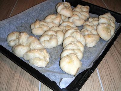 Treccine di pane al latte glassate al sesamo