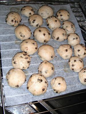 Treccine di pane al latte glassate al sesamo