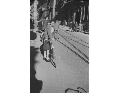 Corso Monforte, ritratto di giovane donna con bicicletta