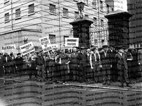 Italia, 1970. Gruppo di comparse per la scena delle manifestazioni contro gli immigrati, durante le riprese del film drammatico 