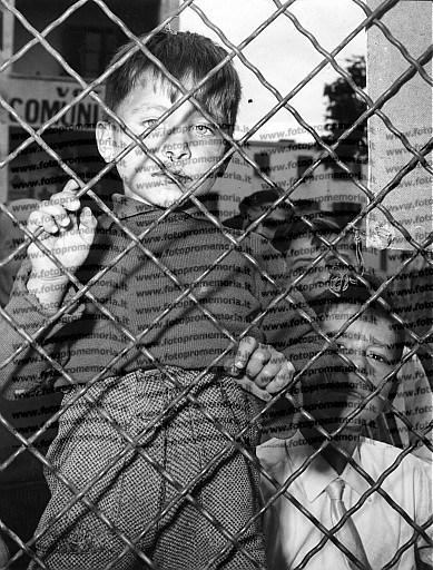 Roma, 1953. Bambini che giocano in strada nella borgata di Primavalle.