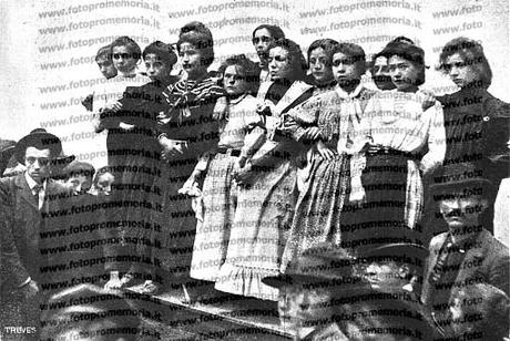 Milano, 1902. Un gruppo di giovani operaie, apprendiste nei laboratori di sartoria e modisteria, che hanno aderito allo sciopero delle 'piscinine'.