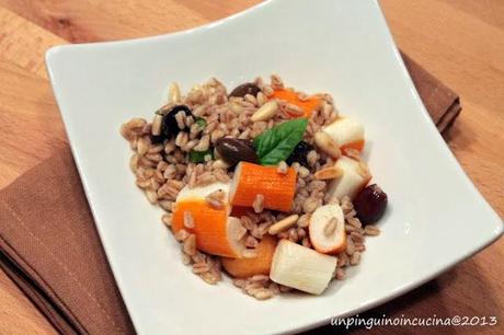 Farro con surimi, melone e olive taggiasche