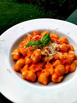 Gnocchi con sugo fresco di pomodoro