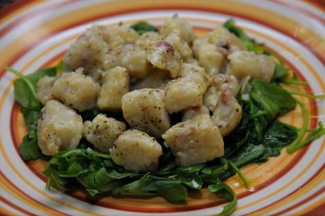 Gnocchi di pane con il pollo, prosciutto crudo e rucola presentazione