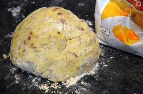 Unite la farina al composto e impastate bene fino ad ottenere un impasto omogeneo.