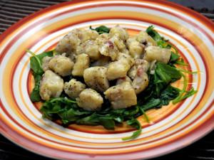 Gnocchi di pane su letto di rucola