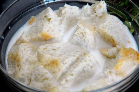 Per prima cosa ammollate la mollica di pane in un terrina con il latte.