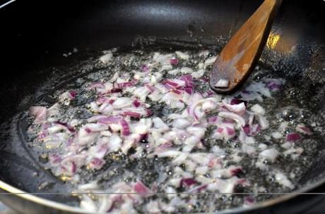 Soffriggere la cipolla