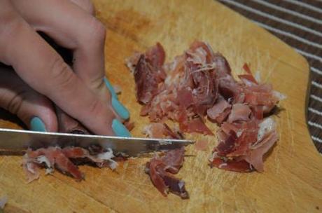 Sminuzzate il prosciutto