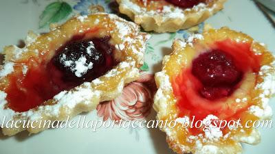 Mini clafoutis in crosta ai frutti di bosco con crema di miele di tiglio e vino passito