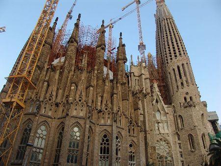 sagrada familia La sagrada familia, sarà completata nel 2026: ecco come sarà [Video]