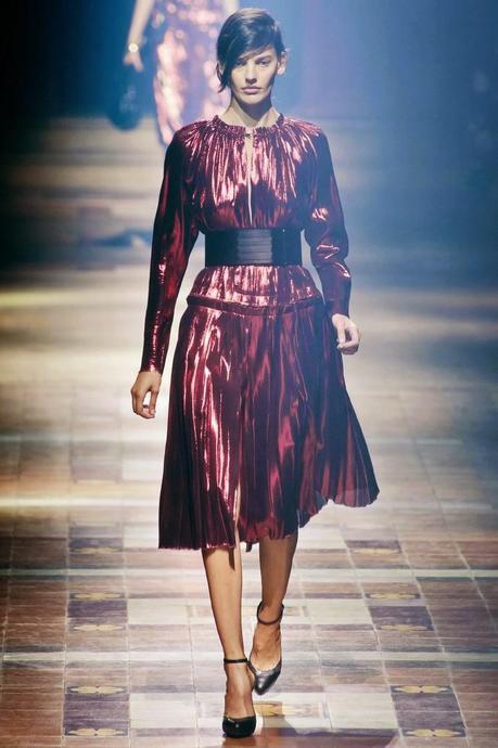 PFW : Il glamour anni 80 di Balmain e gli involucri metallici di Lanvin