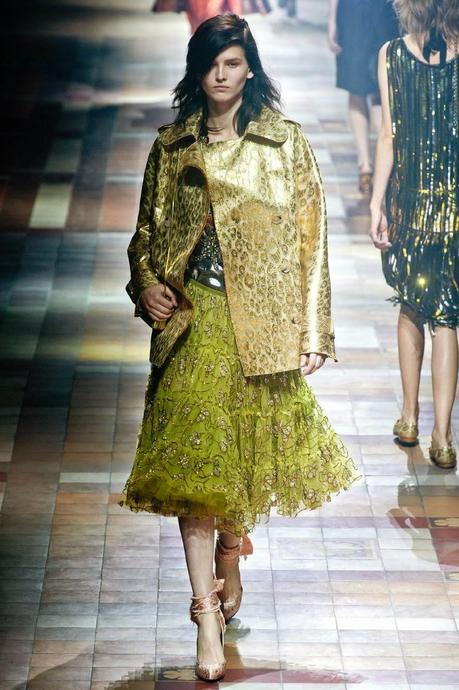 PFW : Il glamour anni 80 di Balmain e gli involucri metallici di Lanvin