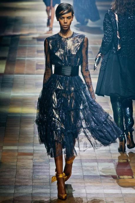 PFW : Il glamour anni 80 di Balmain e gli involucri metallici di Lanvin