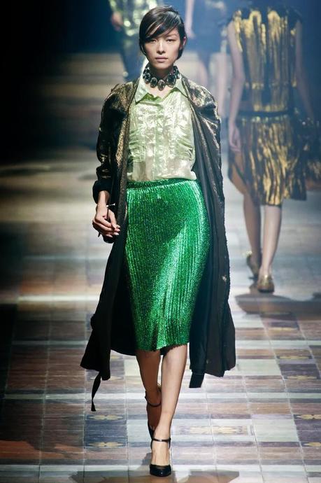 PFW : Il glamour anni 80 di Balmain e gli involucri metallici di Lanvin