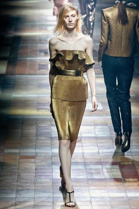 PFW : Il glamour anni 80 di Balmain e gli involucri metallici di Lanvin